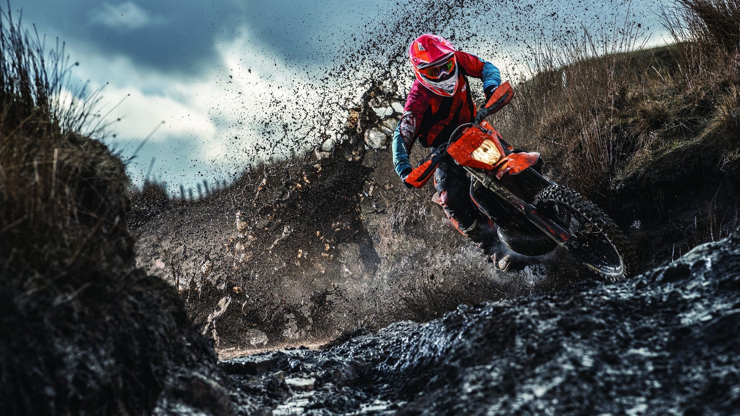 “宽板滑水：东三叉湖马鞍山赛场成运动爱好者的新天堂”