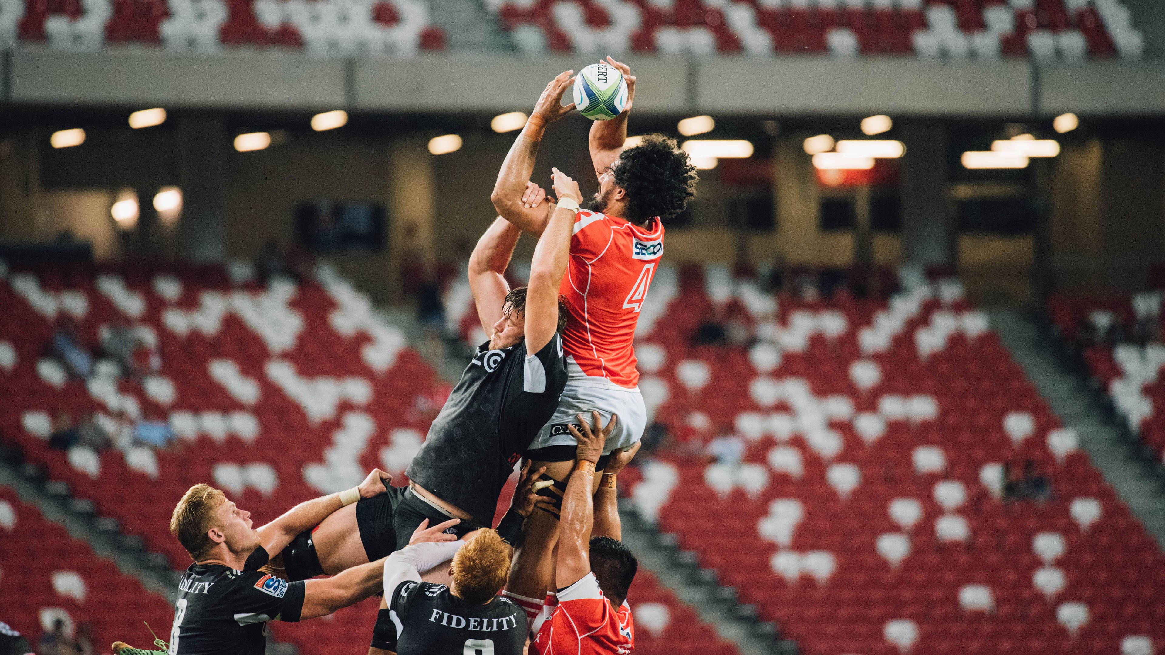 “热刺猛攻,阿仙奴坚守:香港赛场焦点对决”